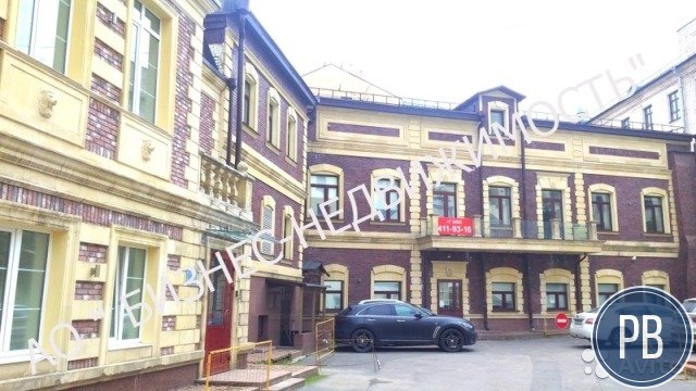 Здание в центре с парковкой