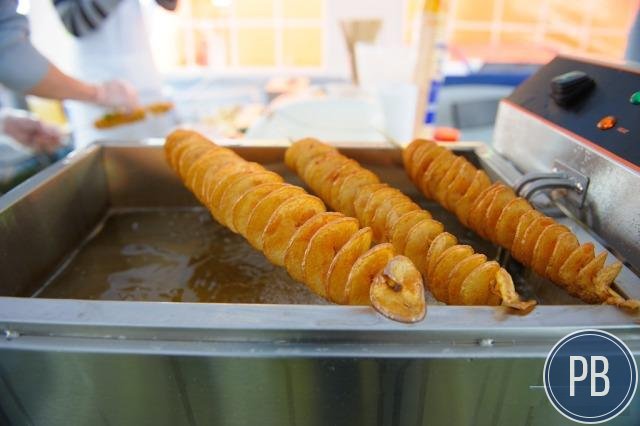 Спиральные картофельные чипсы на палочке