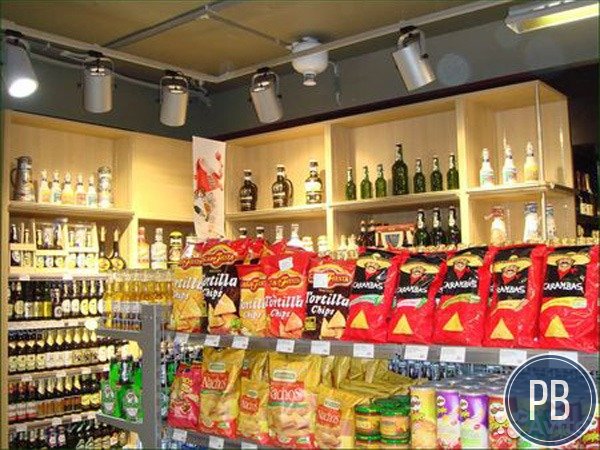 Продуктовый магазин возле метро