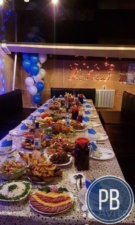 Кафе на оживленной улице